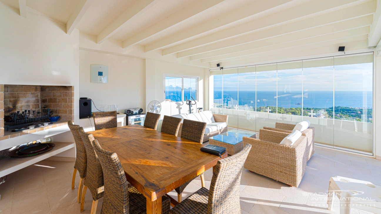 Amplia Villa Familiar con Apartamento y Hermosas Vistas al Mar