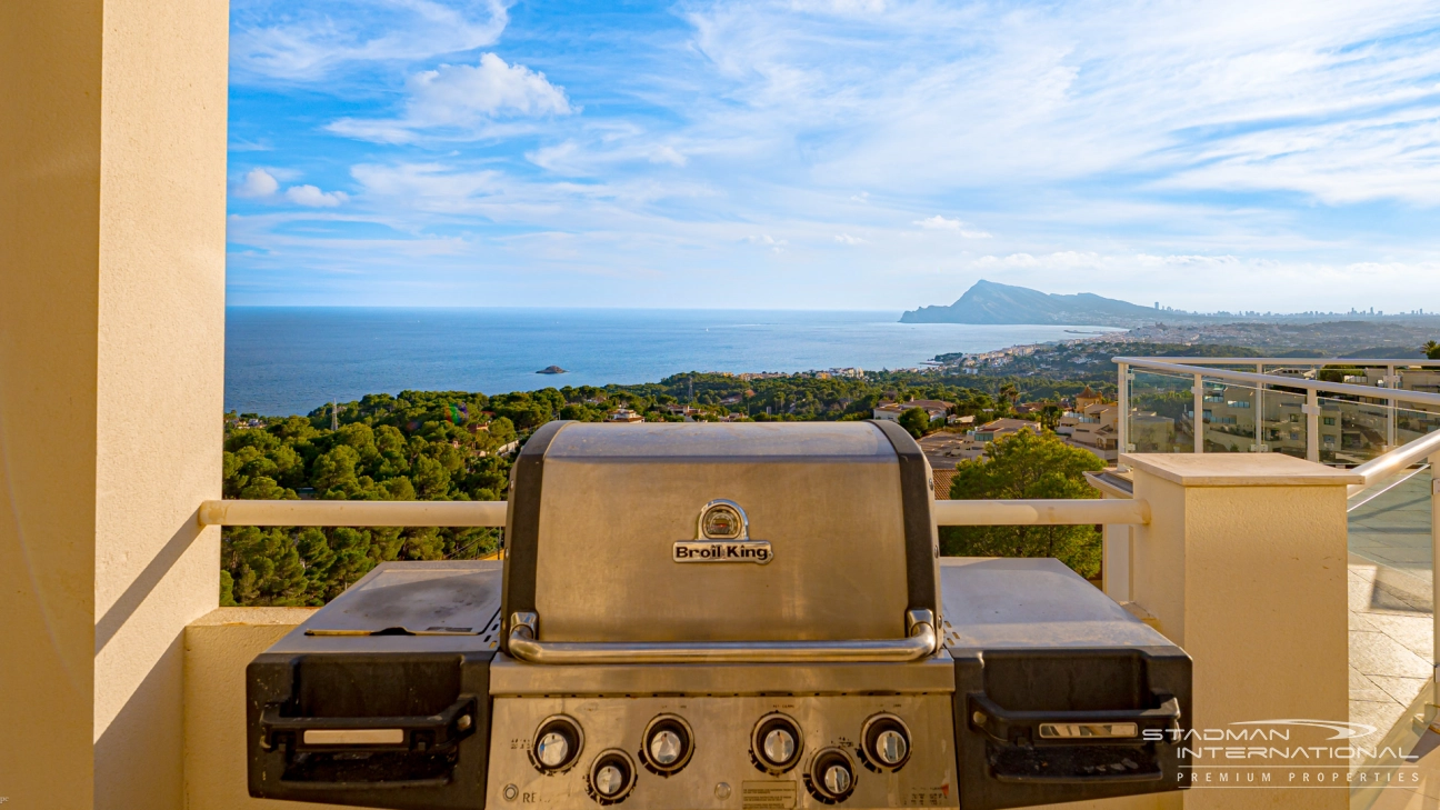 Amplia Villa Familiar con Apartamento y Hermosas Vistas al Mar