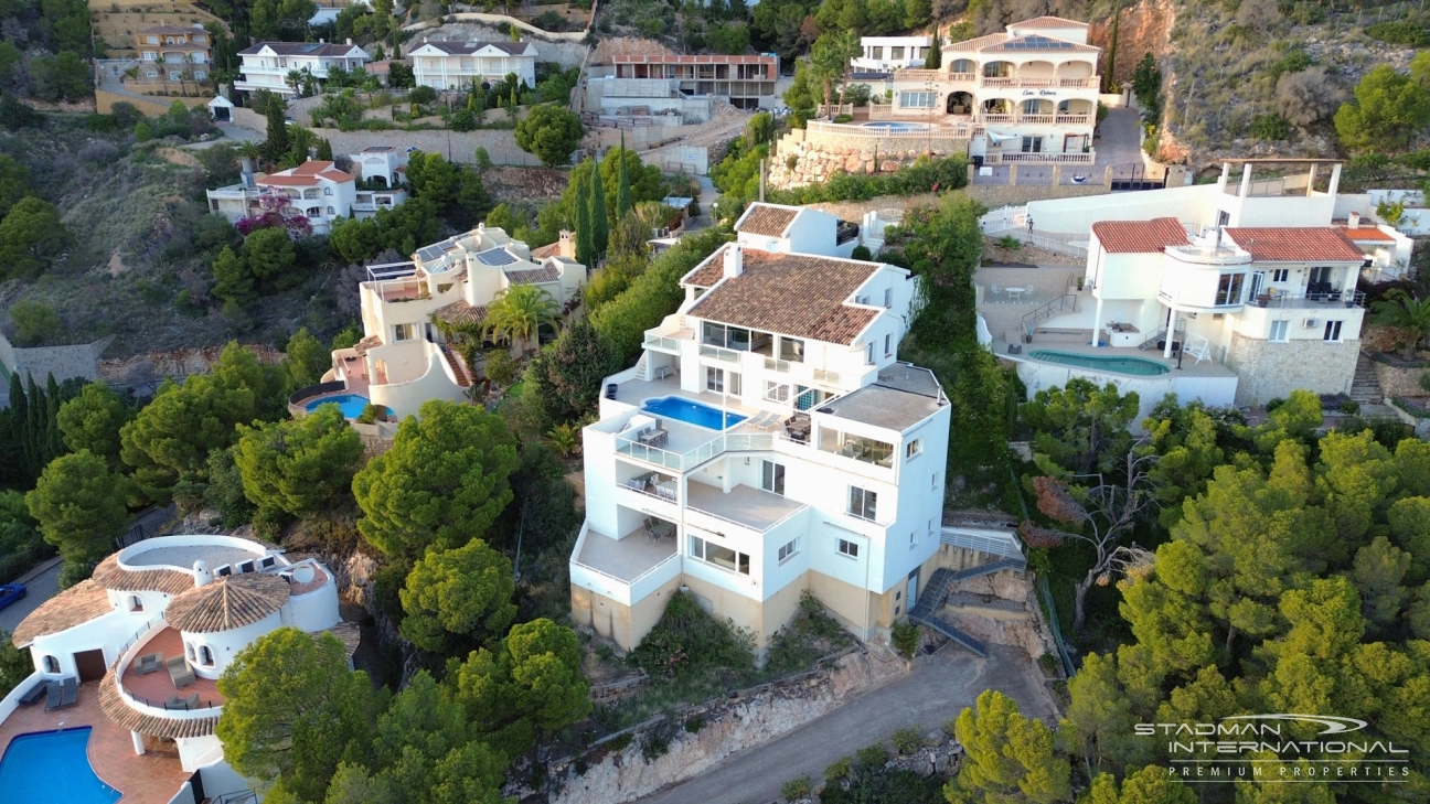 Amplia Villa Familiar con Apartamento y Hermosas Vistas al Mar