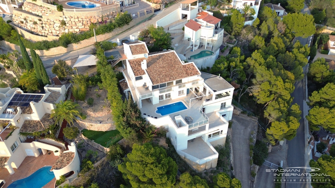 Amplia Villa Familiar con Apartamento y Hermosas Vistas al Mar