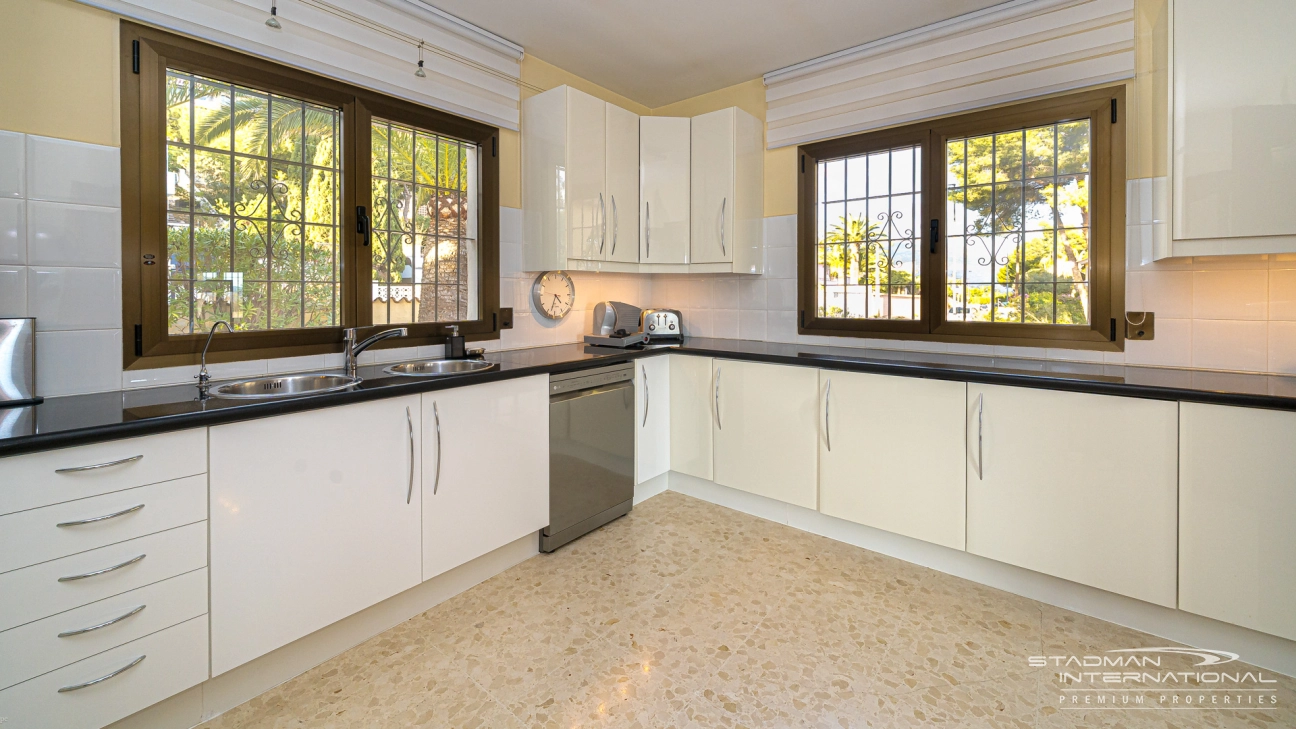 Gelijkvloerse Villa met Zeezicht, Ruime Garage en Onderbouw