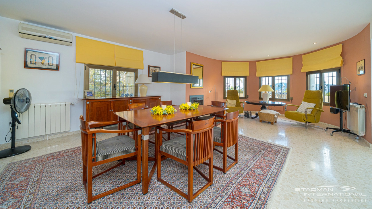 Gelijkvloerse Villa met Zeezicht, Ruime Garage en Onderbouw