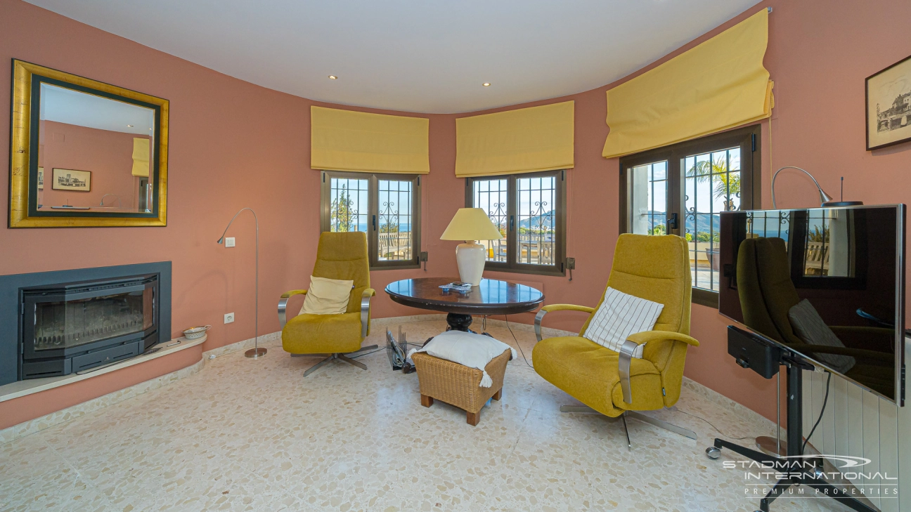 Gelijkvloerse Villa met Zeezicht, Ruime Garage en Onderbouw