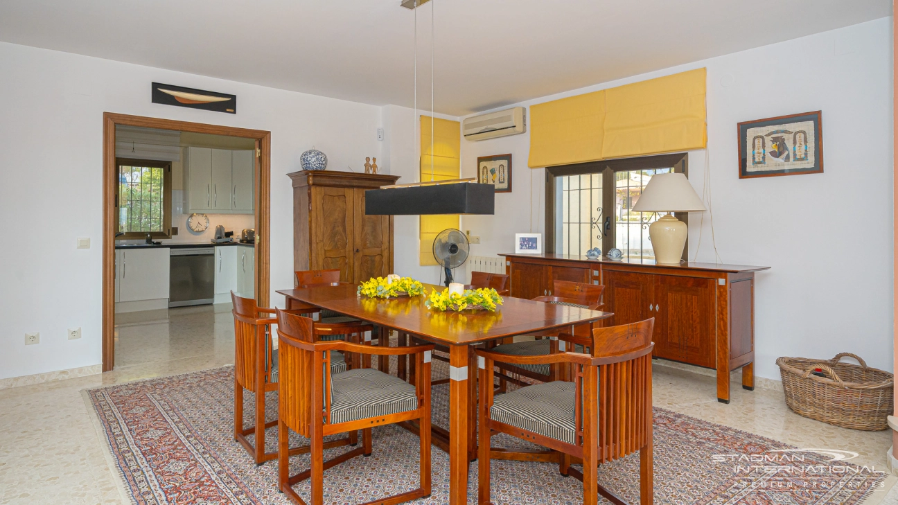 Gelijkvloerse Villa met Zeezicht, Ruime Garage en Onderbouw