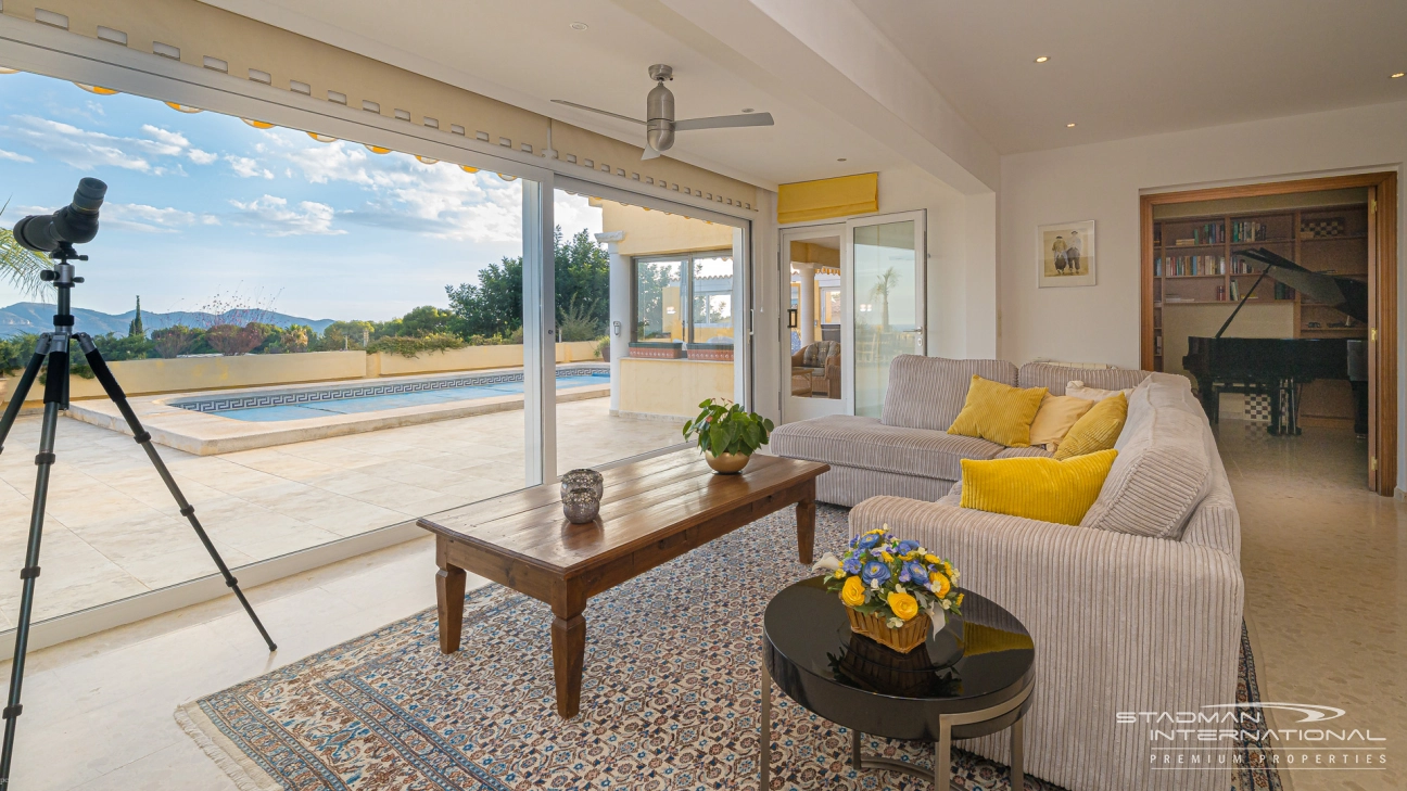 Gelijkvloerse Villa met Zeezicht, Ruime Garage en Onderbouw