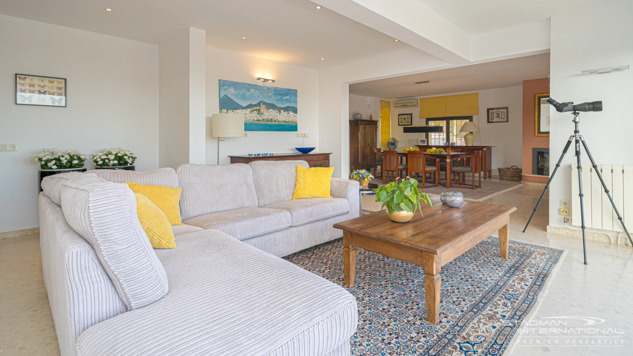 Gelijkvloerse Villa met Zeezicht, Ruime Garage en Onderbouw