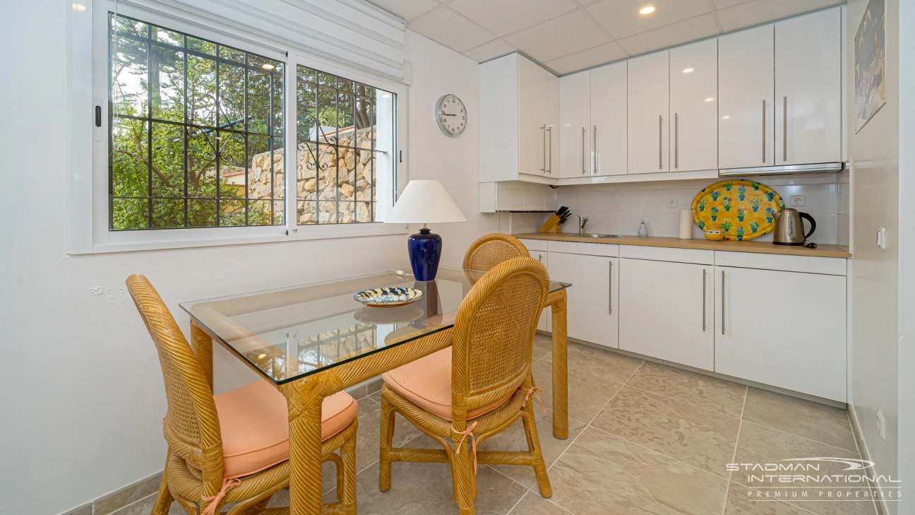 Gelijkvloerse Villa met Zeezicht, Ruime Garage en Onderbouw