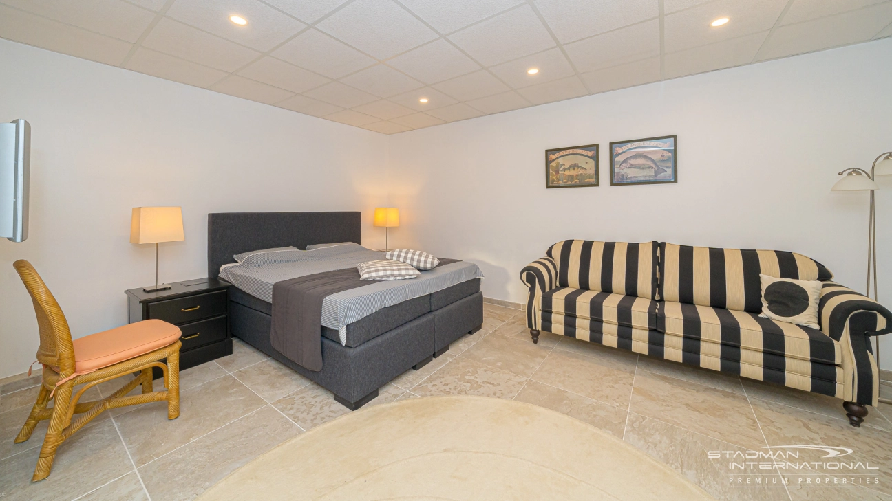 Gelijkvloerse Villa met Zeezicht, Ruime Garage en Onderbouw