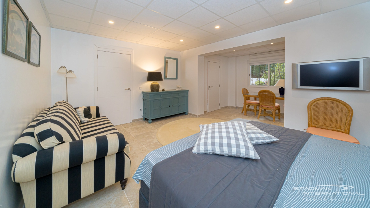 Gelijkvloerse Villa met Zeezicht, Ruime Garage en Onderbouw