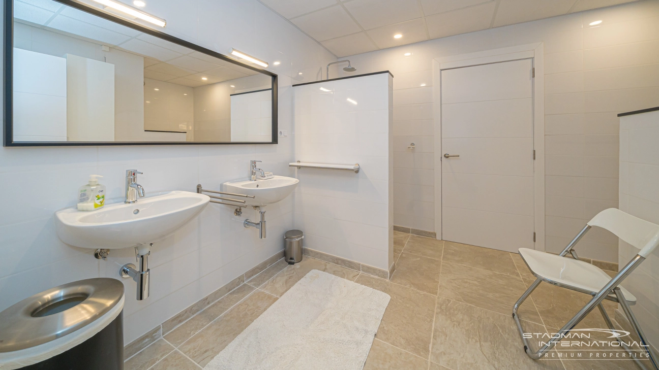 Gelijkvloerse Villa met Zeezicht, Ruime Garage en Onderbouw