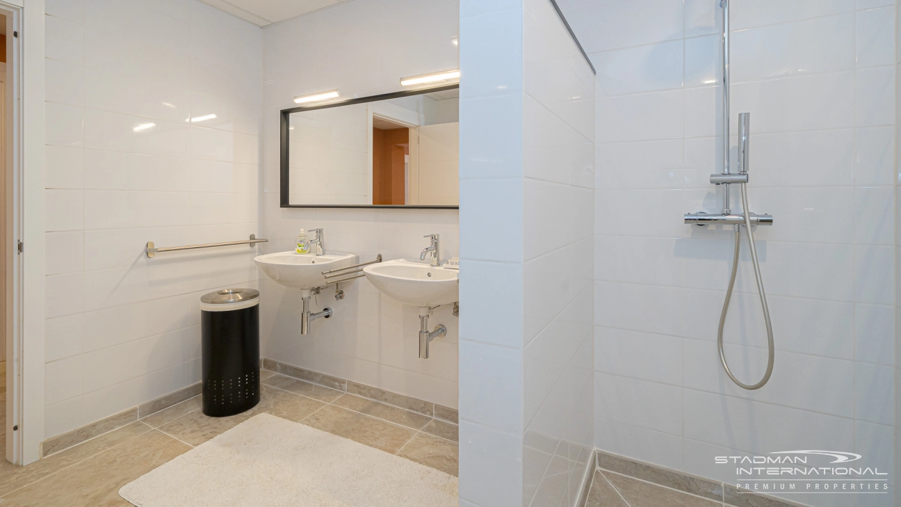 Gelijkvloerse Villa met Zeezicht, Ruime Garage en Onderbouw