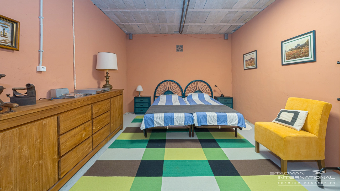 Gelijkvloerse Villa met Zeezicht, Ruime Garage en Onderbouw