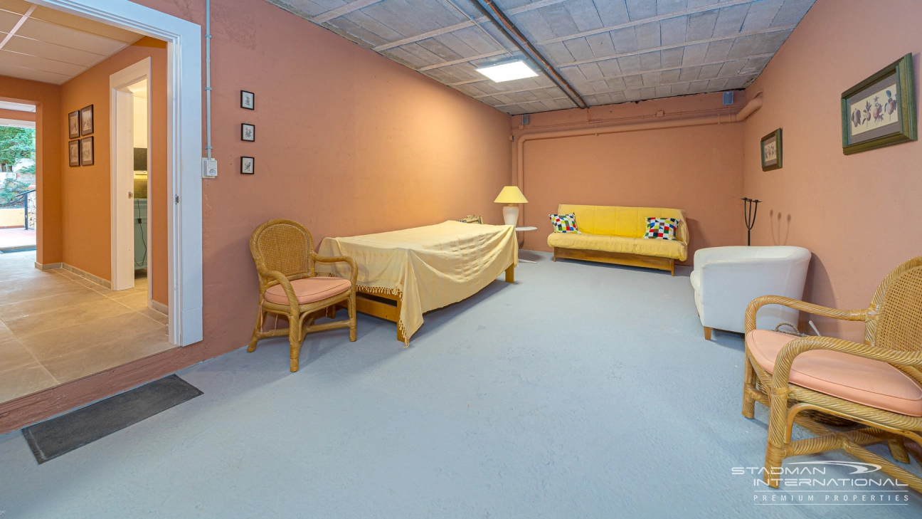 Gelijkvloerse Villa met Zeezicht, Ruime Garage en Onderbouw