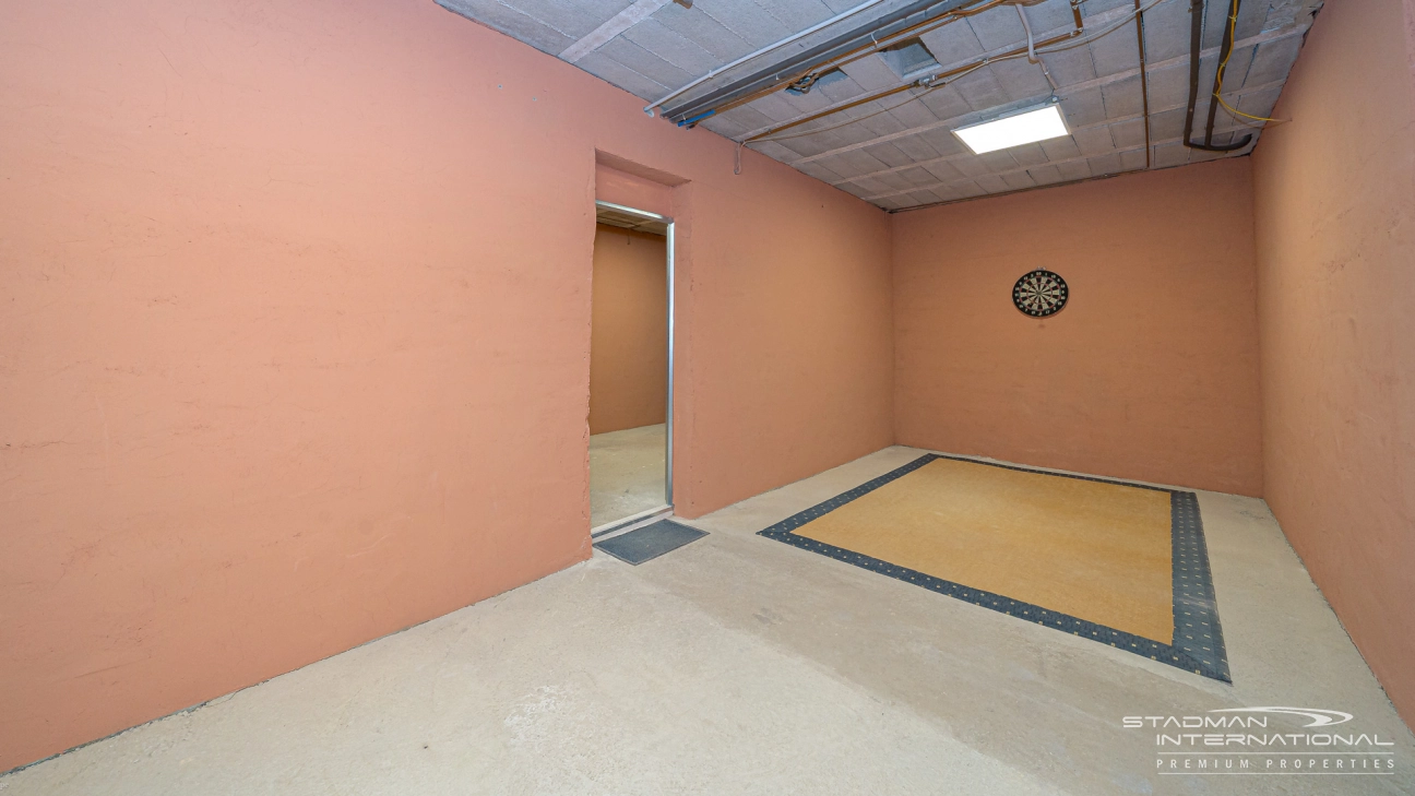 Gelijkvloerse Villa met Zeezicht, Ruime Garage en Onderbouw