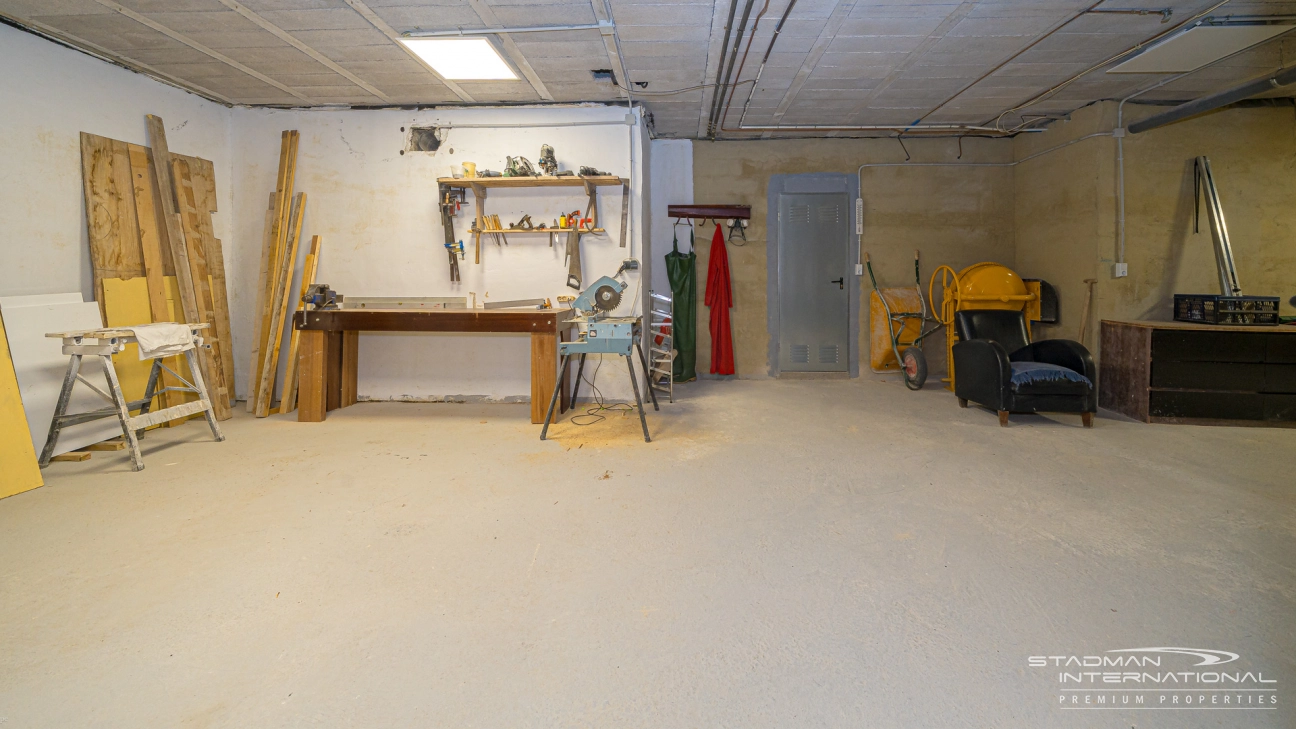 Gelijkvloerse Villa met Zeezicht, Ruime Garage en Onderbouw