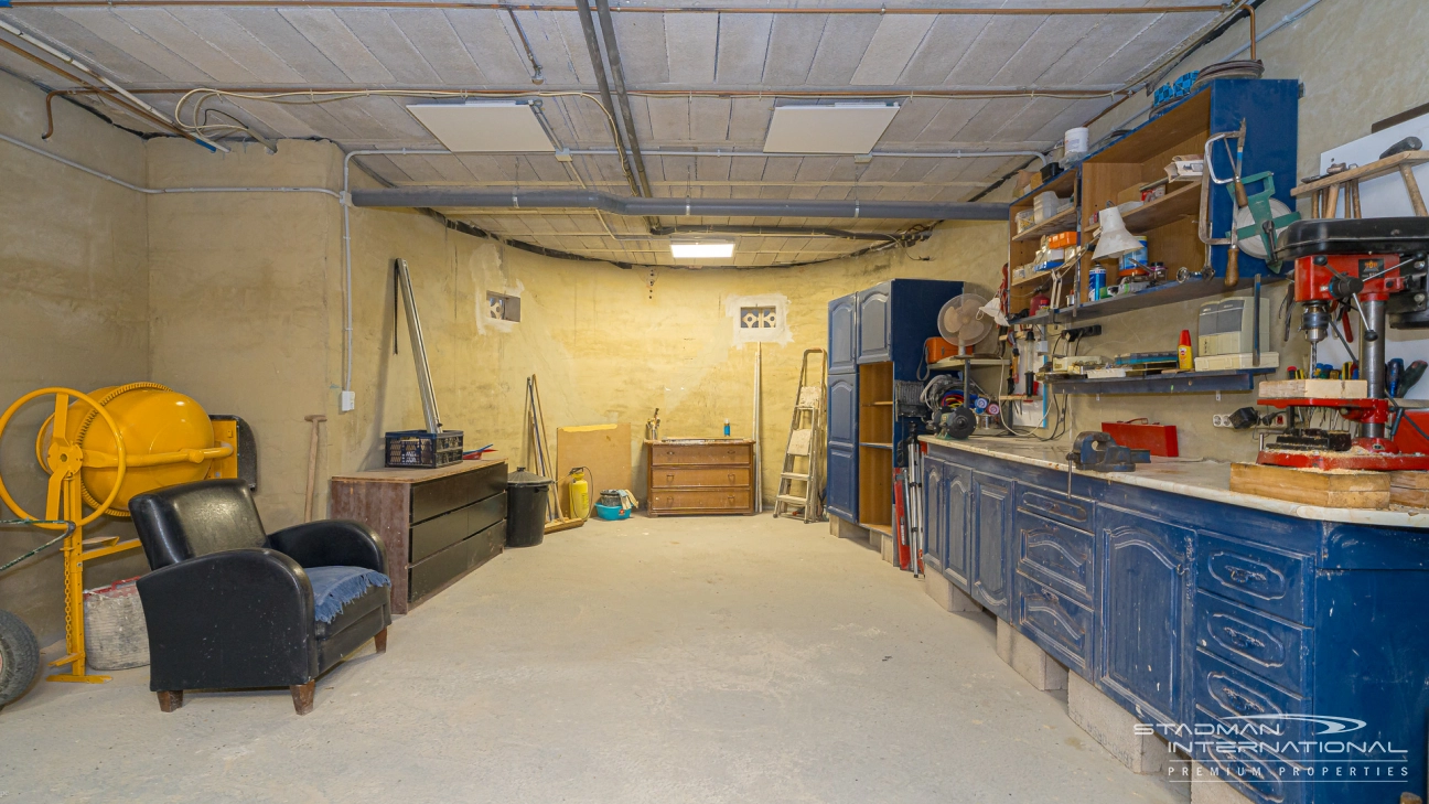 Gelijkvloerse Villa met Zeezicht, Ruime Garage en Onderbouw