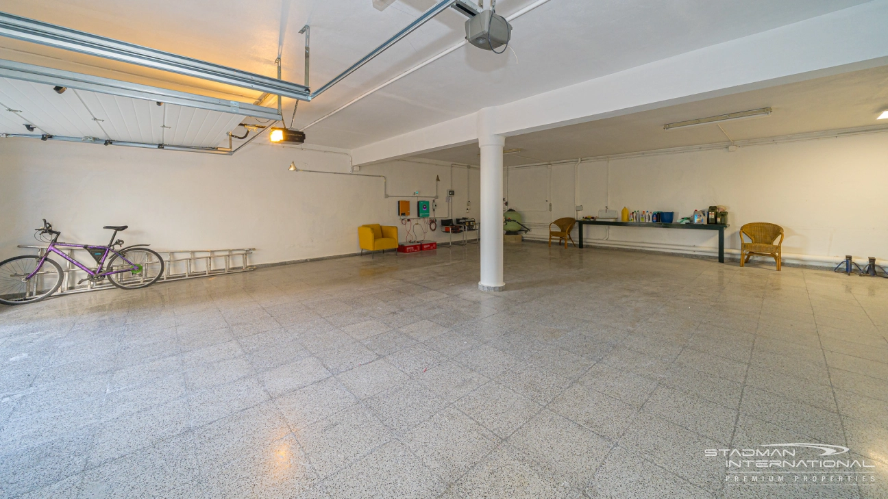 Gelijkvloerse Villa met Zeezicht, Ruime Garage en Onderbouw