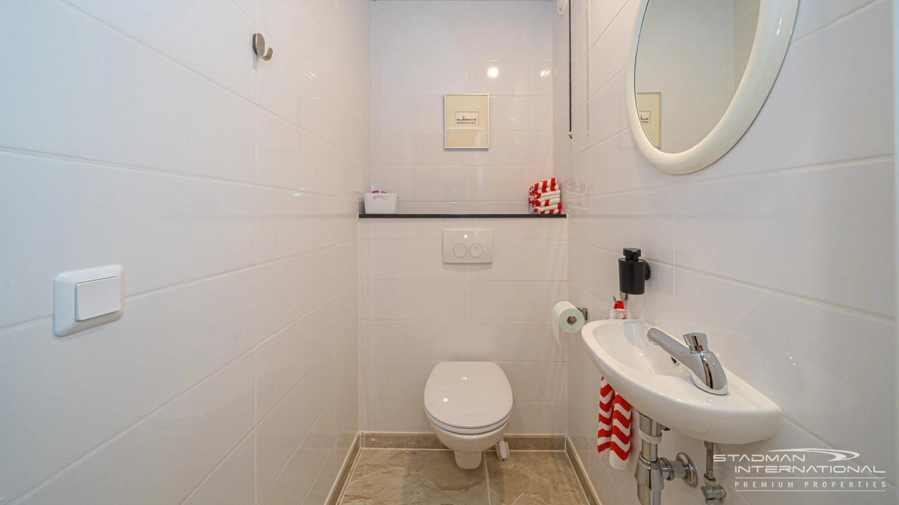 Gelijkvloerse Villa met Zeezicht, Ruime Garage en Onderbouw