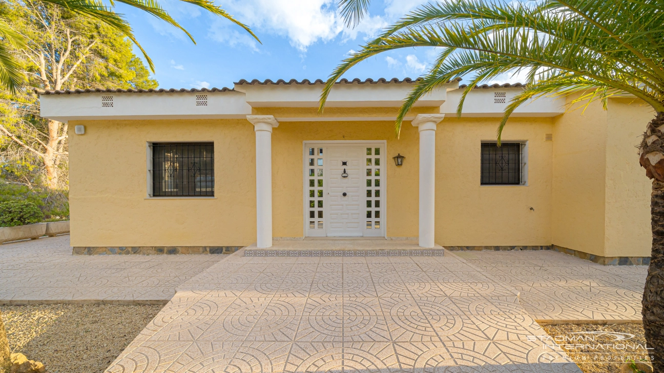 Gelijkvloerse Villa met Zeezicht, Ruime Garage en Onderbouw