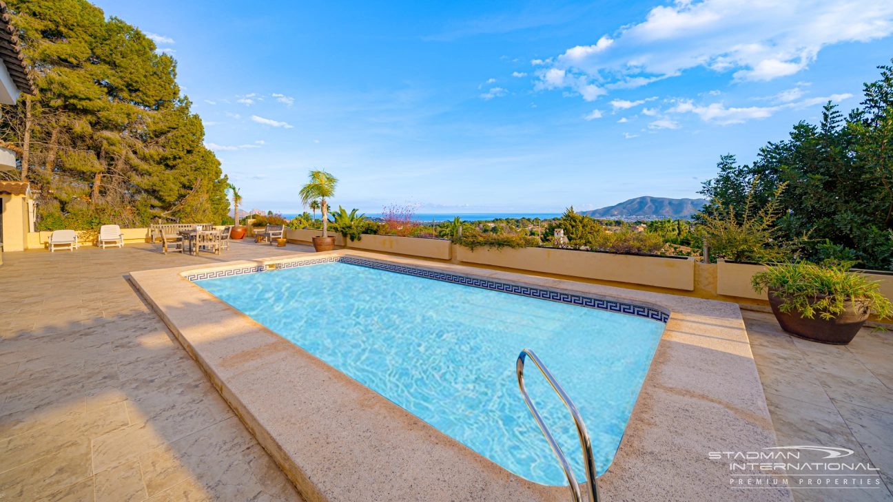 Gelijkvloerse Villa met Zeezicht, Ruime Garage en Onderbouw