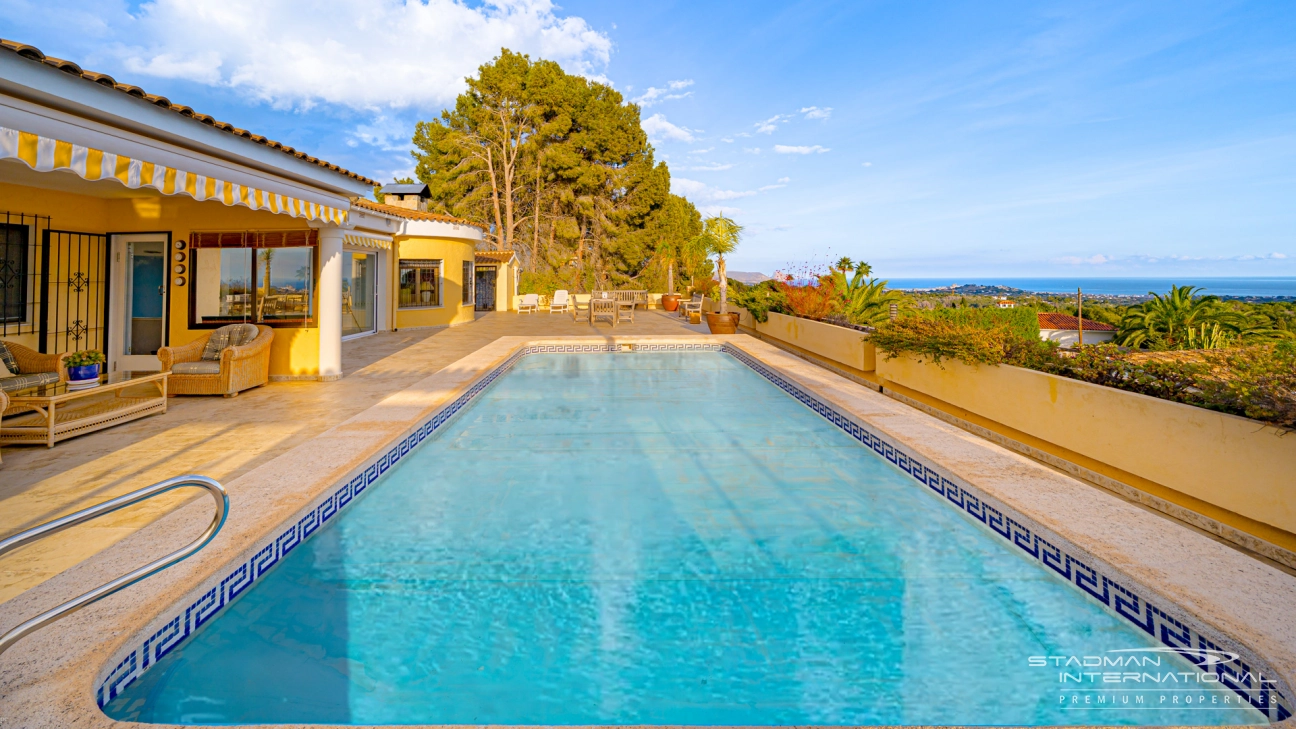 Gelijkvloerse Villa met Zeezicht, Ruime Garage en Onderbouw