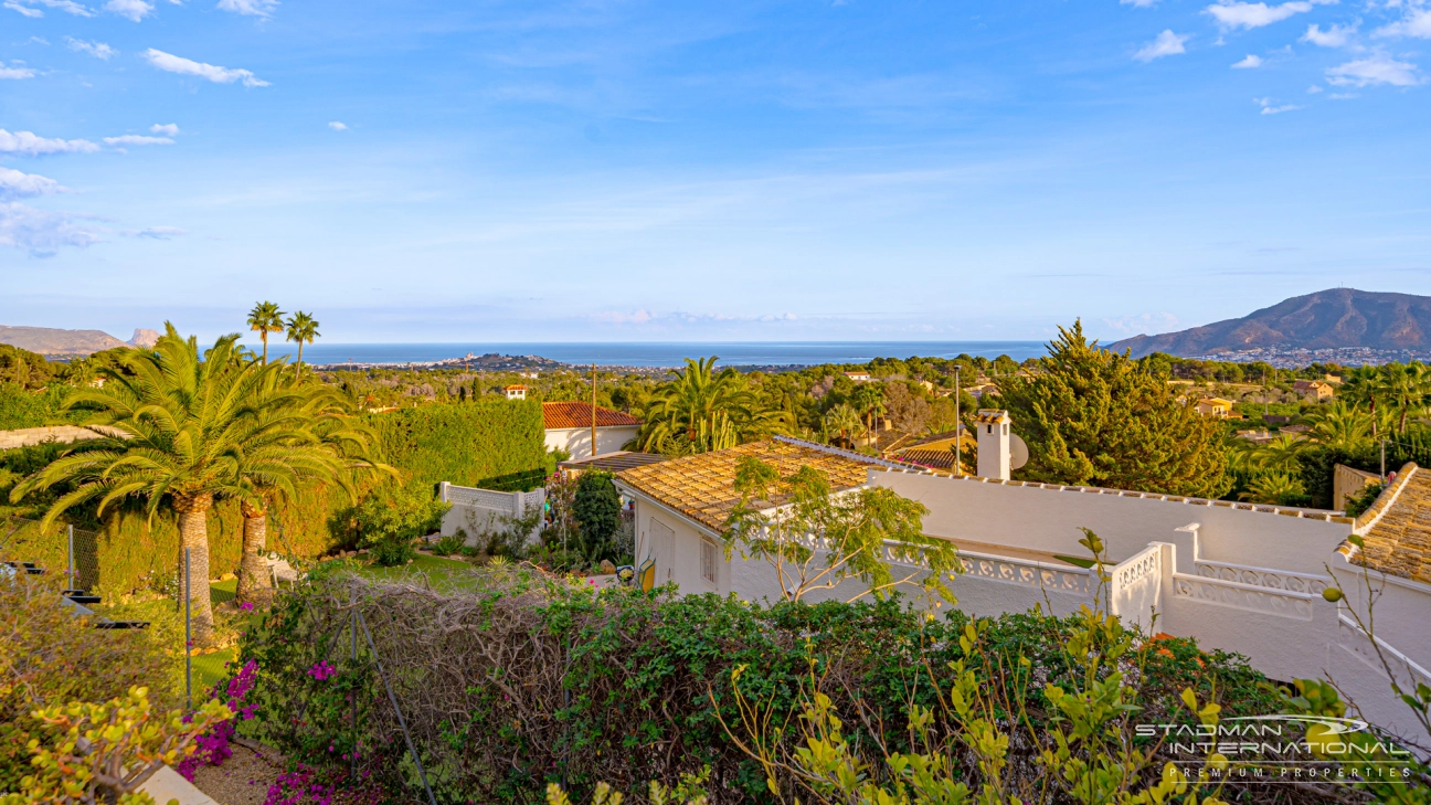 Gelijkvloerse Villa met Zeezicht, Ruime Garage en Onderbouw