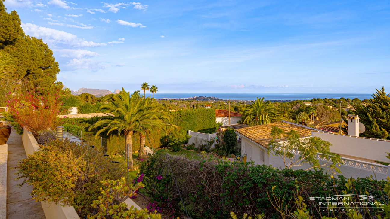 Gelijkvloerse Villa met Zeezicht, Ruime Garage en Onderbouw