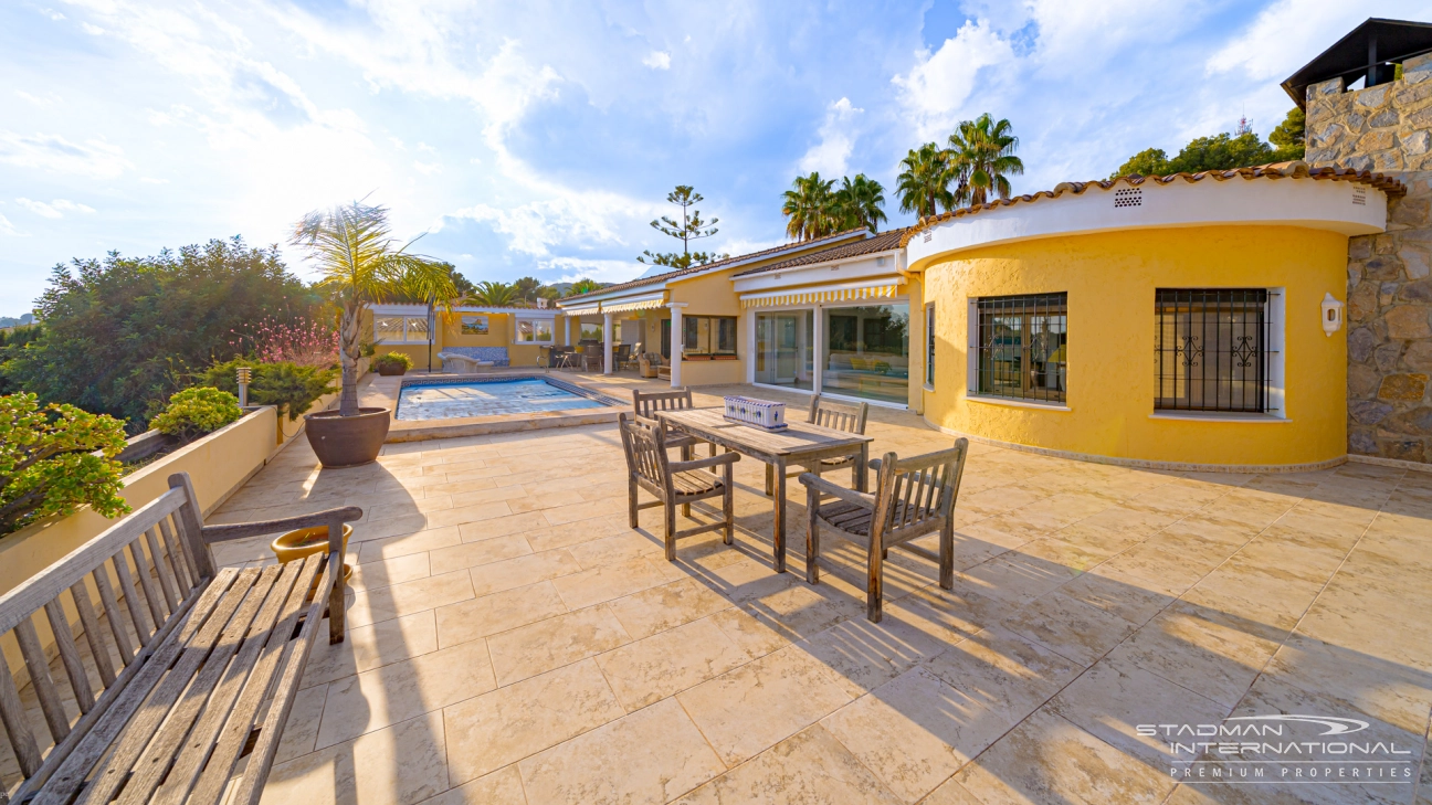 Gelijkvloerse Villa met Zeezicht, Ruime Garage en Onderbouw