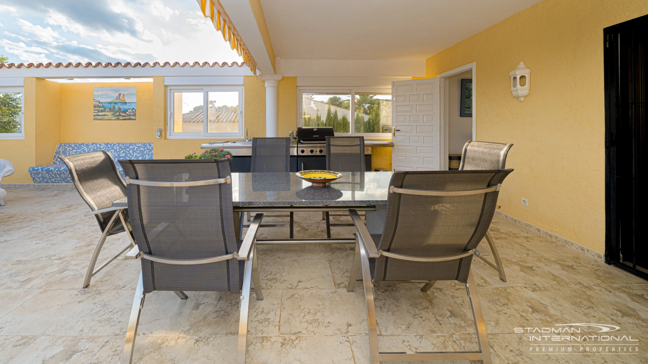 Gelijkvloerse Villa met Zeezicht, Ruime Garage en Onderbouw