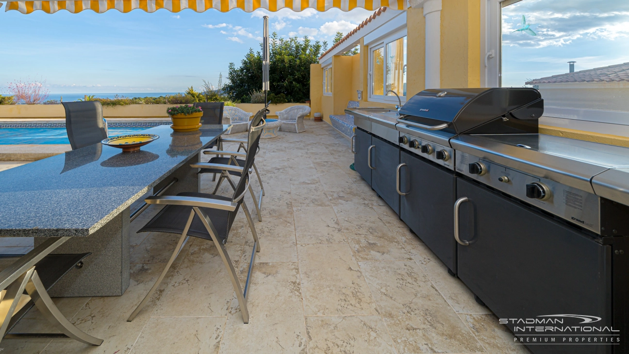 Gelijkvloerse Villa met Zeezicht, Ruime Garage en Onderbouw