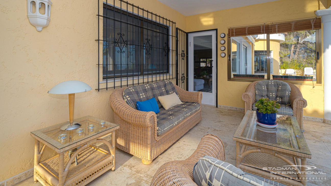 Gelijkvloerse Villa met Zeezicht, Ruime Garage en Onderbouw