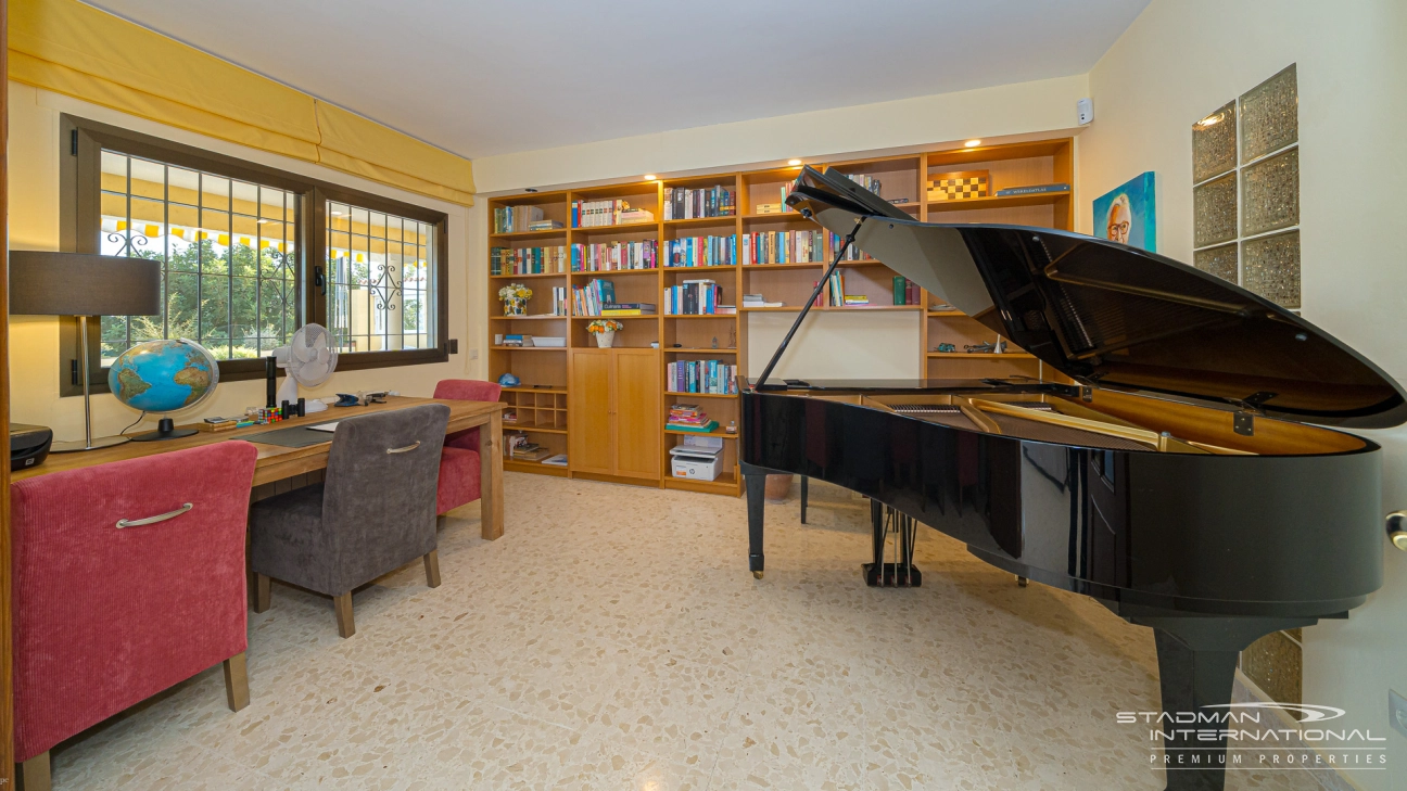 Gelijkvloerse Villa met Zeezicht, Ruime Garage en Onderbouw