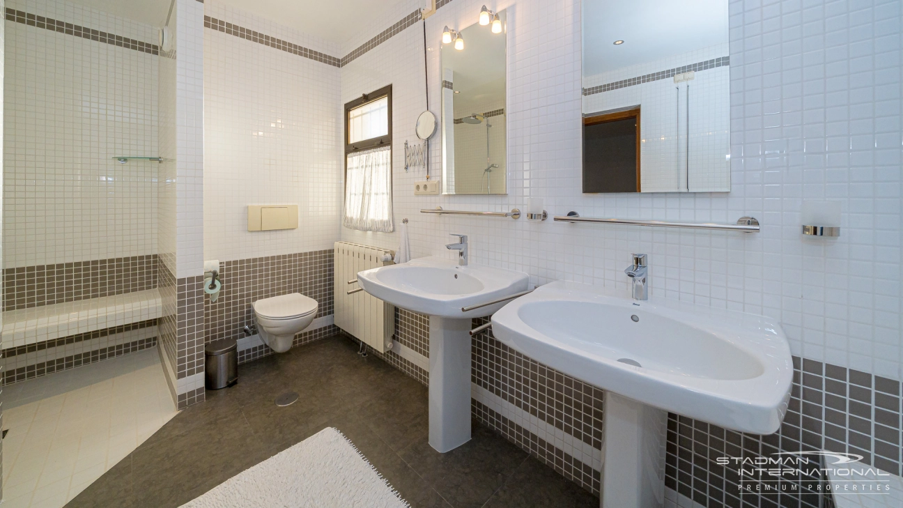 Gelijkvloerse Villa met Zeezicht, Ruime Garage en Onderbouw