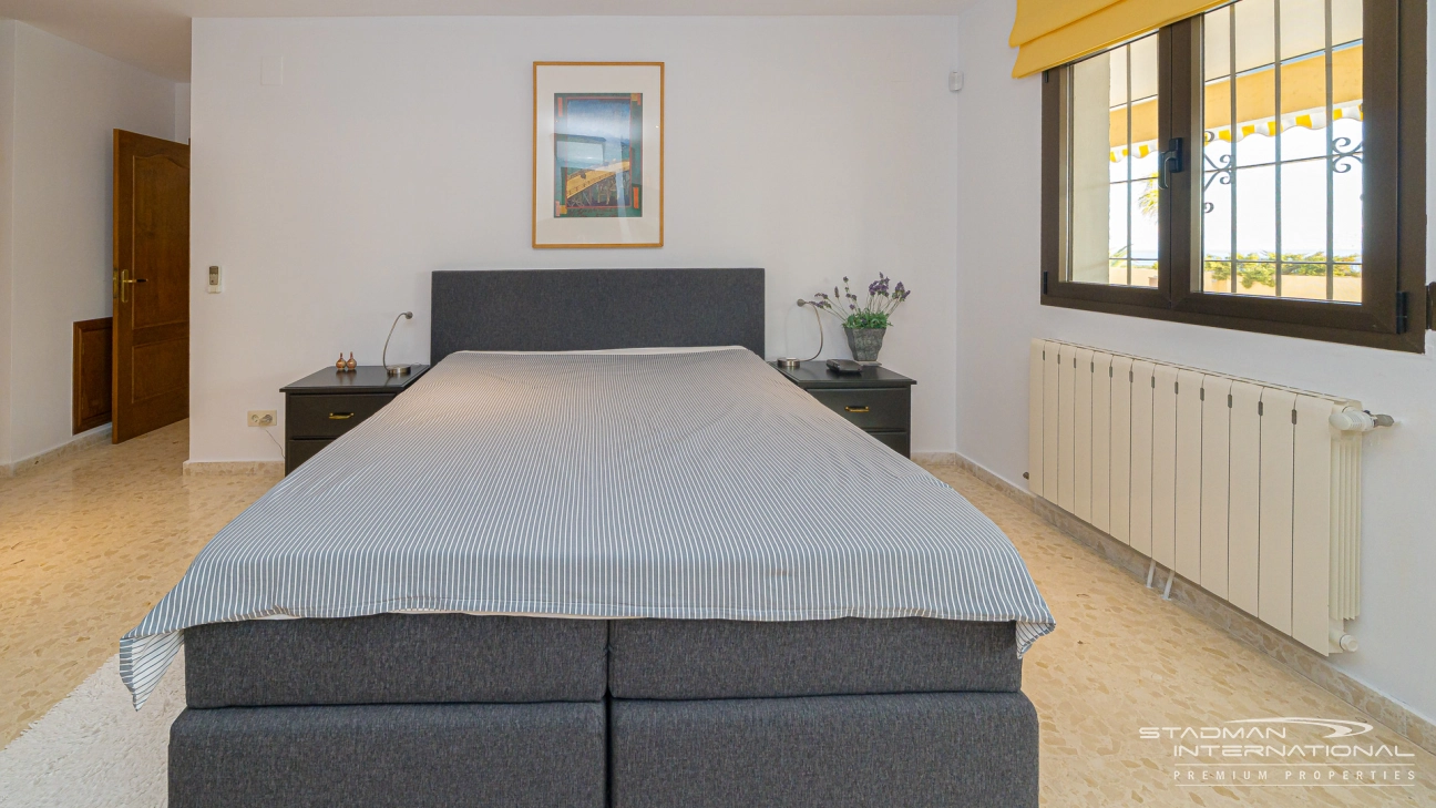 Gelijkvloerse Villa met Zeezicht, Ruime Garage en Onderbouw