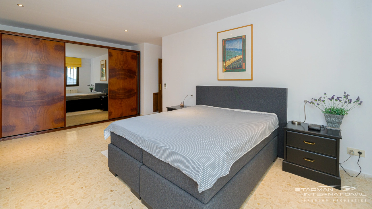 Gelijkvloerse Villa met Zeezicht, Ruime Garage en Onderbouw