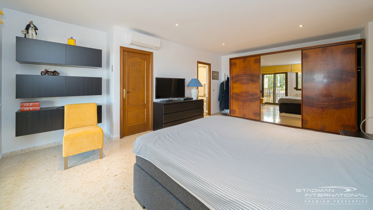 Gelijkvloerse Villa met Zeezicht, Ruime Garage en Onderbouw