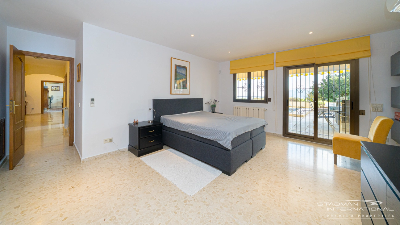 Gelijkvloerse Villa met Zeezicht, Ruime Garage en Onderbouw