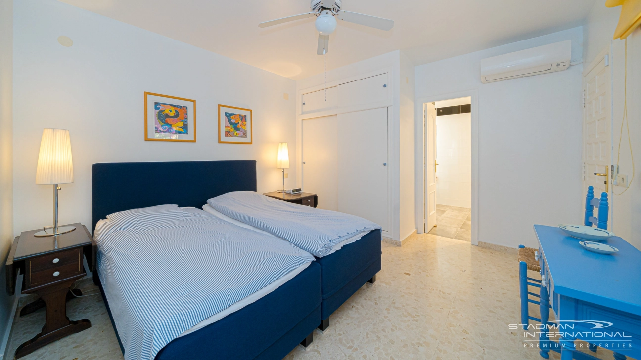 Gelijkvloerse Villa met Zeezicht, Ruime Garage en Onderbouw