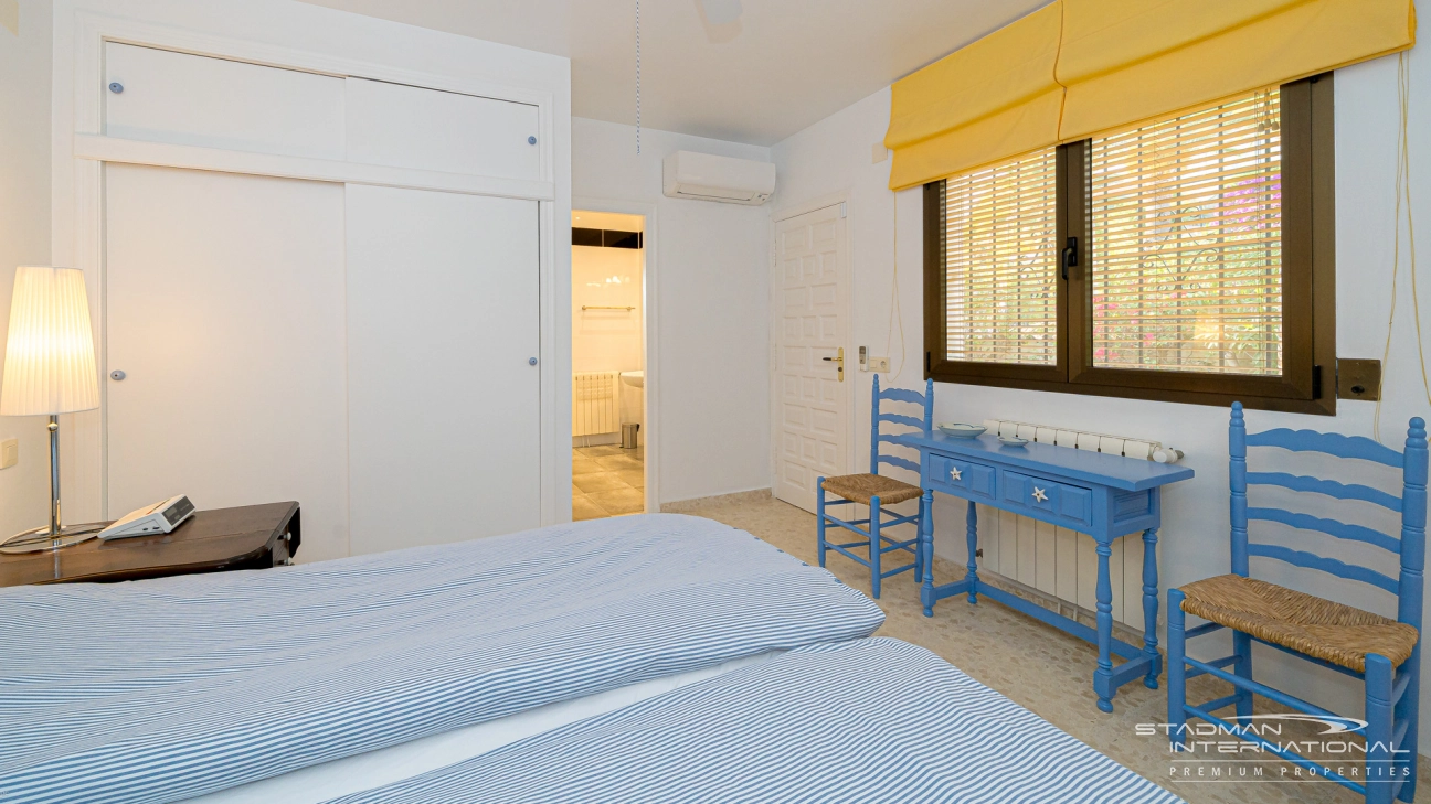 Gelijkvloerse Villa met Zeezicht, Ruime Garage en Onderbouw