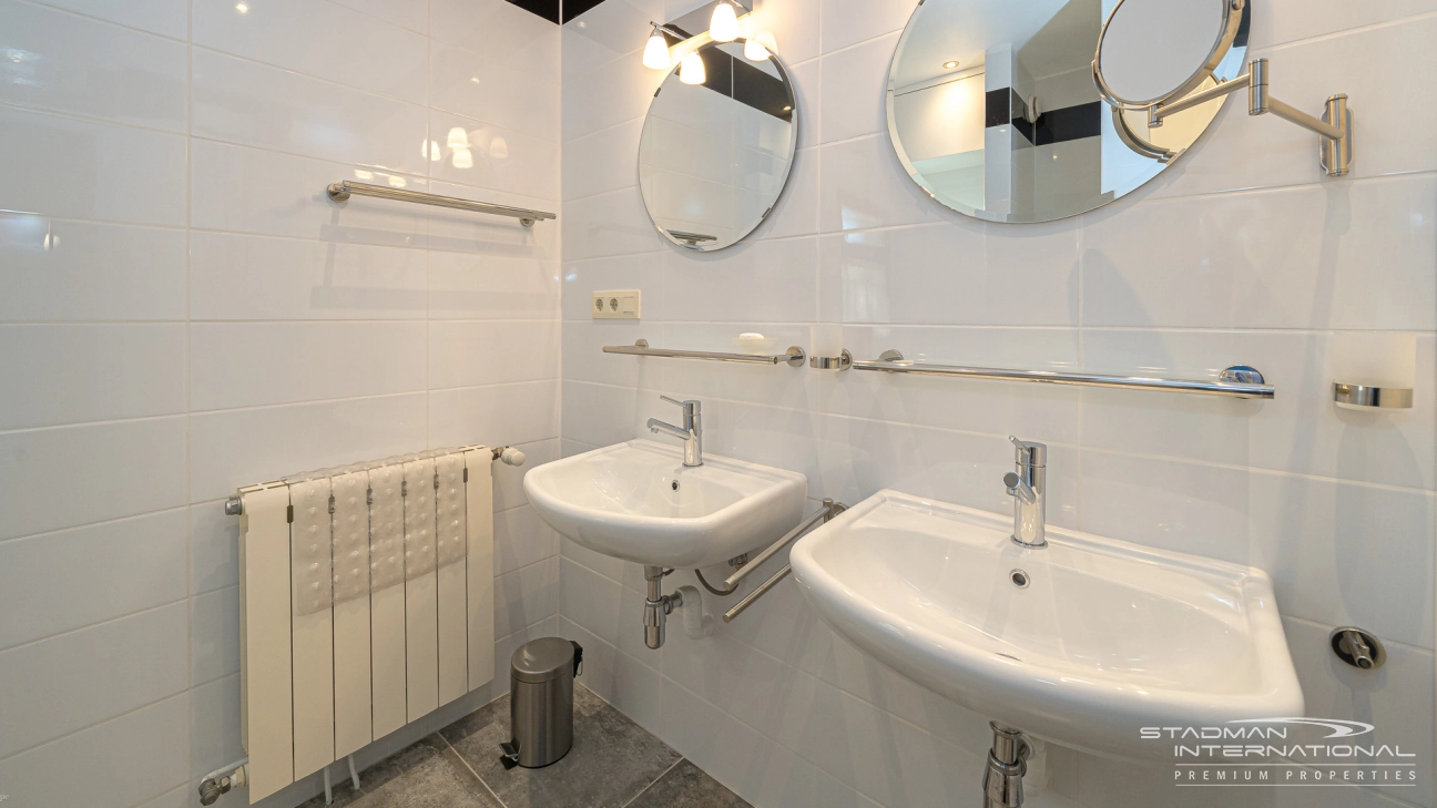 Gelijkvloerse Villa met Zeezicht, Ruime Garage en Onderbouw