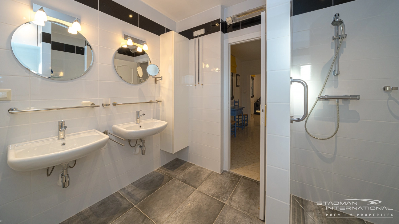 Gelijkvloerse Villa met Zeezicht, Ruime Garage en Onderbouw