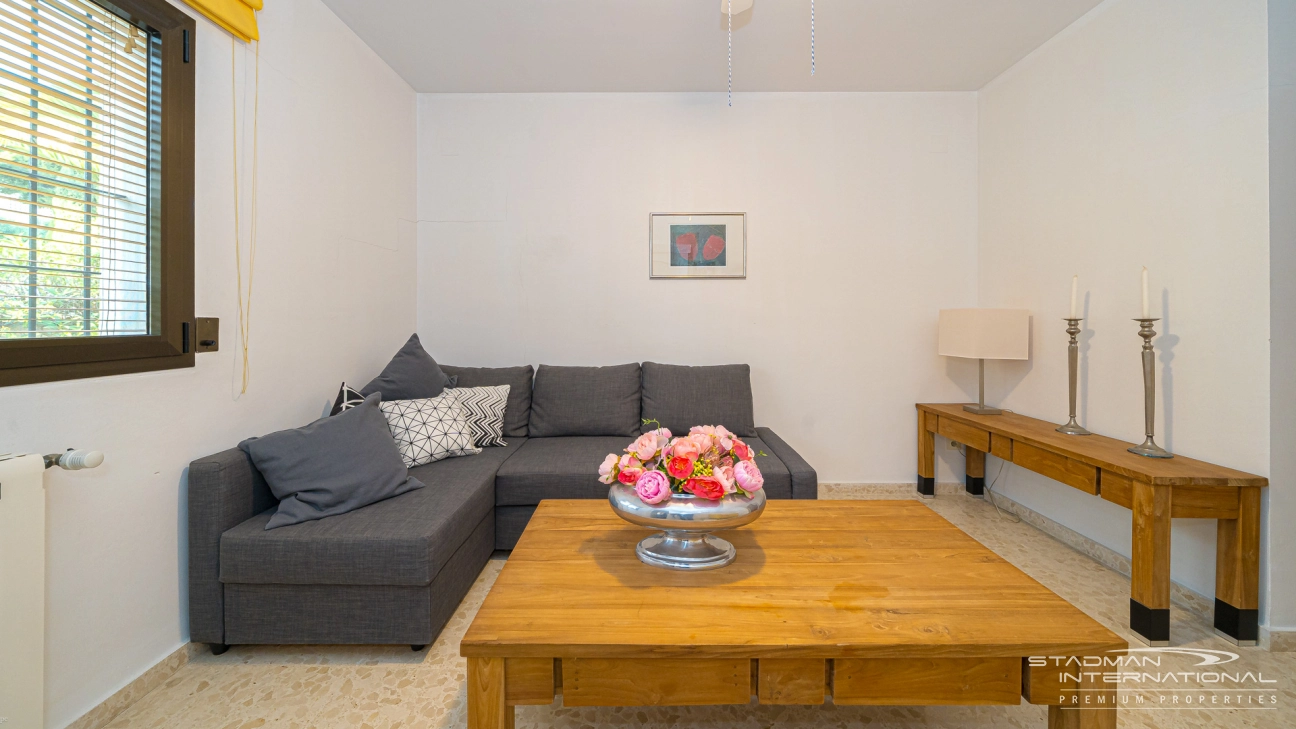 Gelijkvloerse Villa met Zeezicht, Ruime Garage en Onderbouw