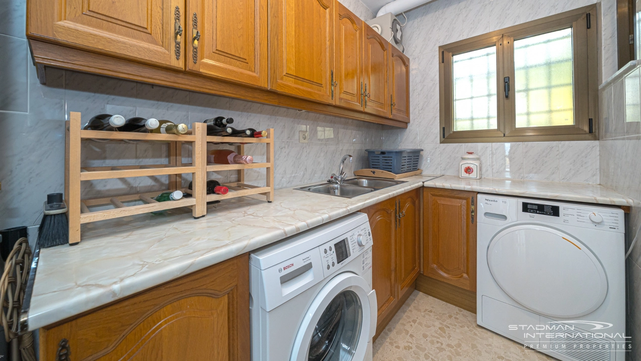 Gelijkvloerse Villa met Zeezicht, Ruime Garage en Onderbouw