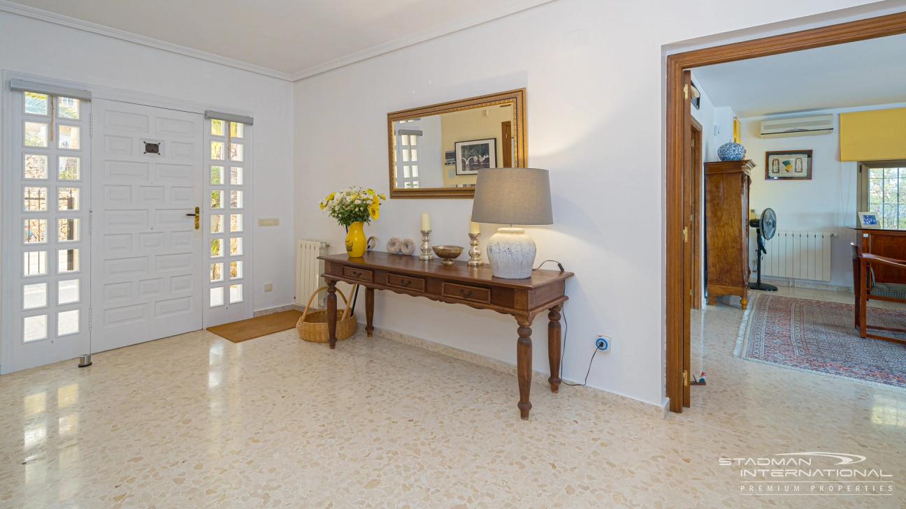 Gelijkvloerse Villa met Zeezicht, Ruime Garage en Onderbouw