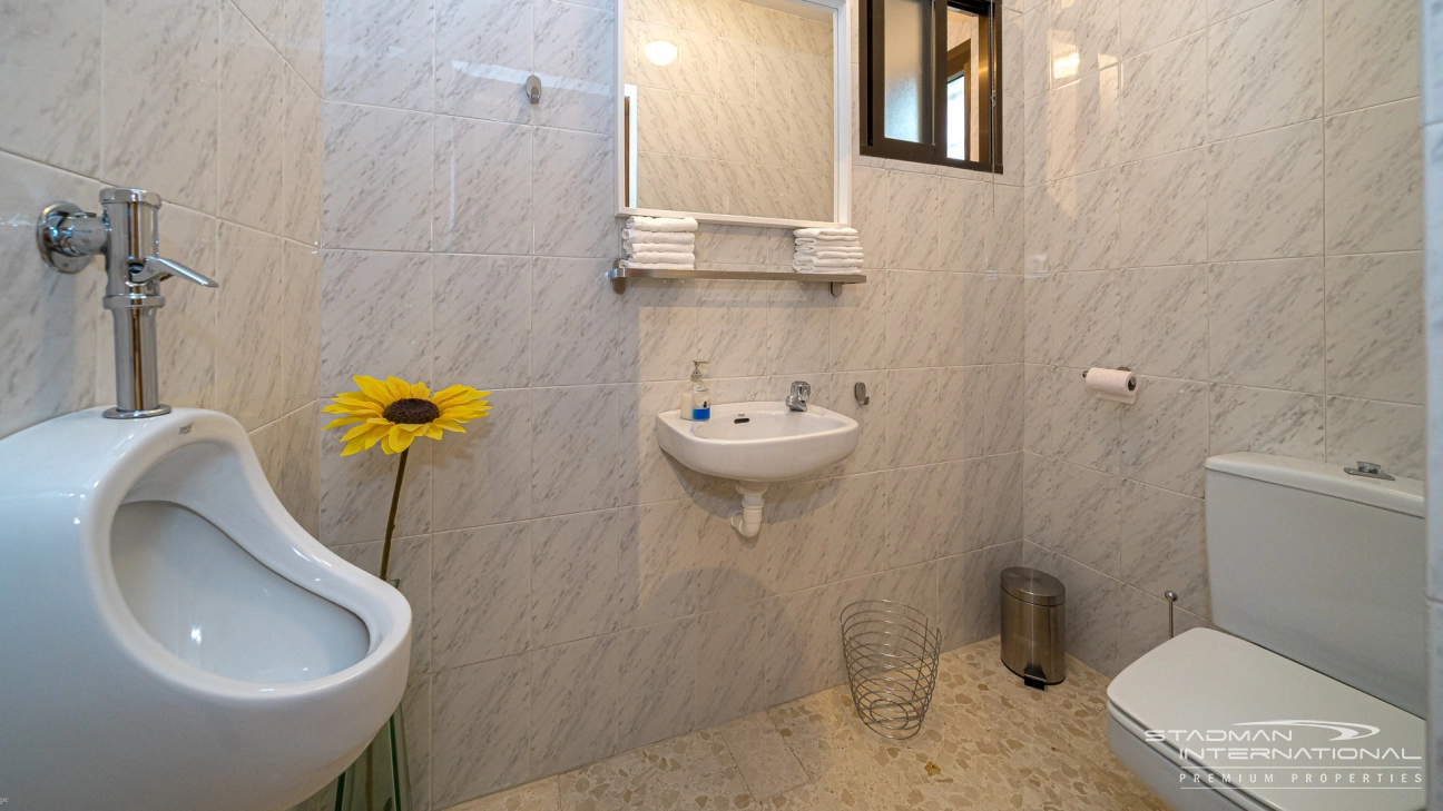 Gelijkvloerse Villa met Zeezicht, Ruime Garage en Onderbouw