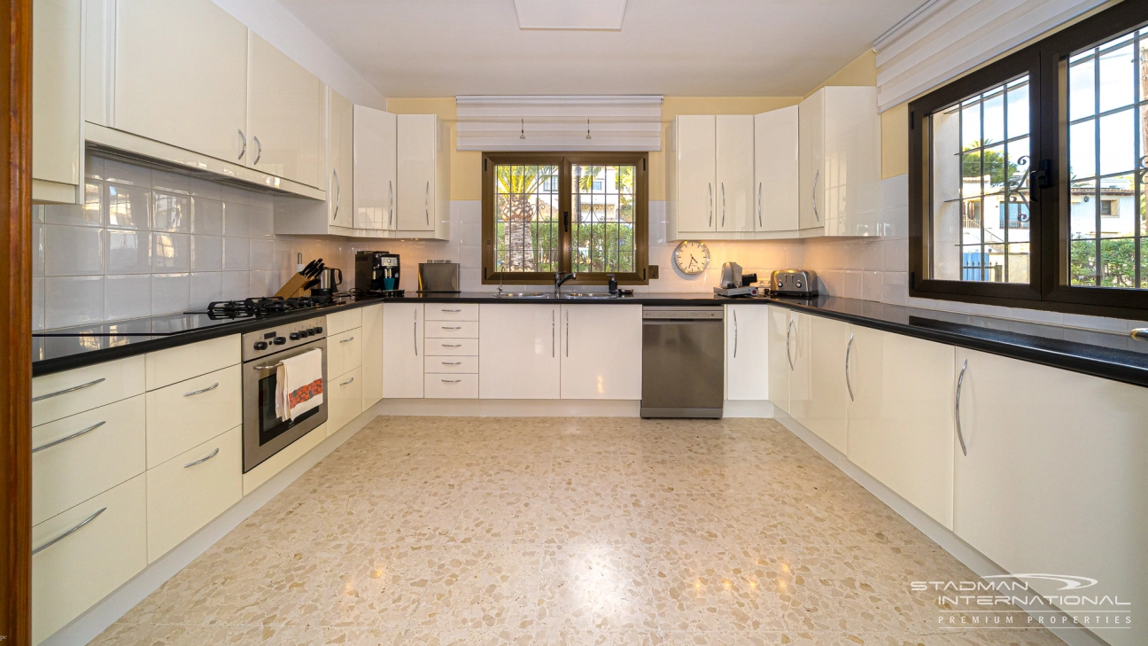 Gelijkvloerse Villa met Zeezicht, Ruime Garage en Onderbouw