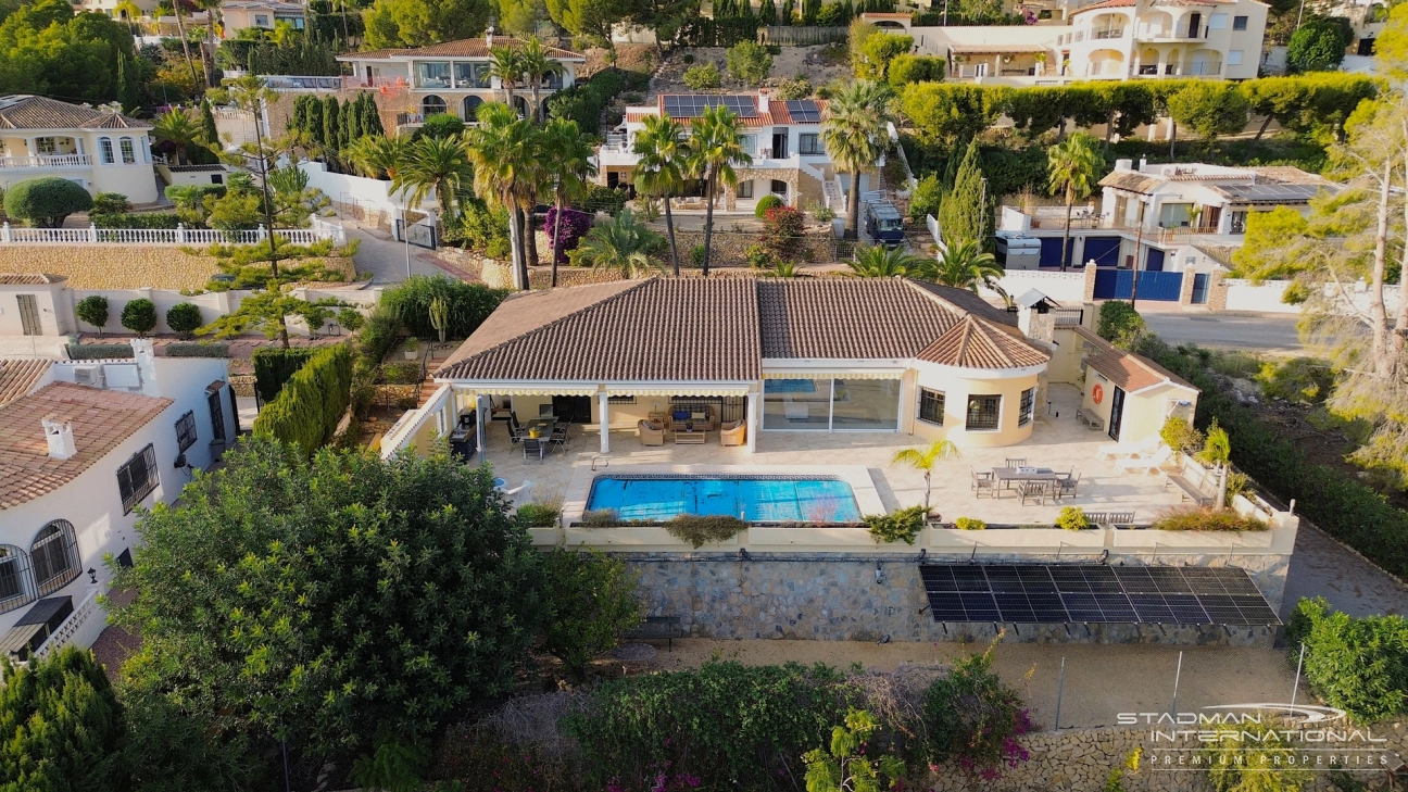 Gelijkvloerse Villa met Zeezicht, Ruime Garage en Onderbouw