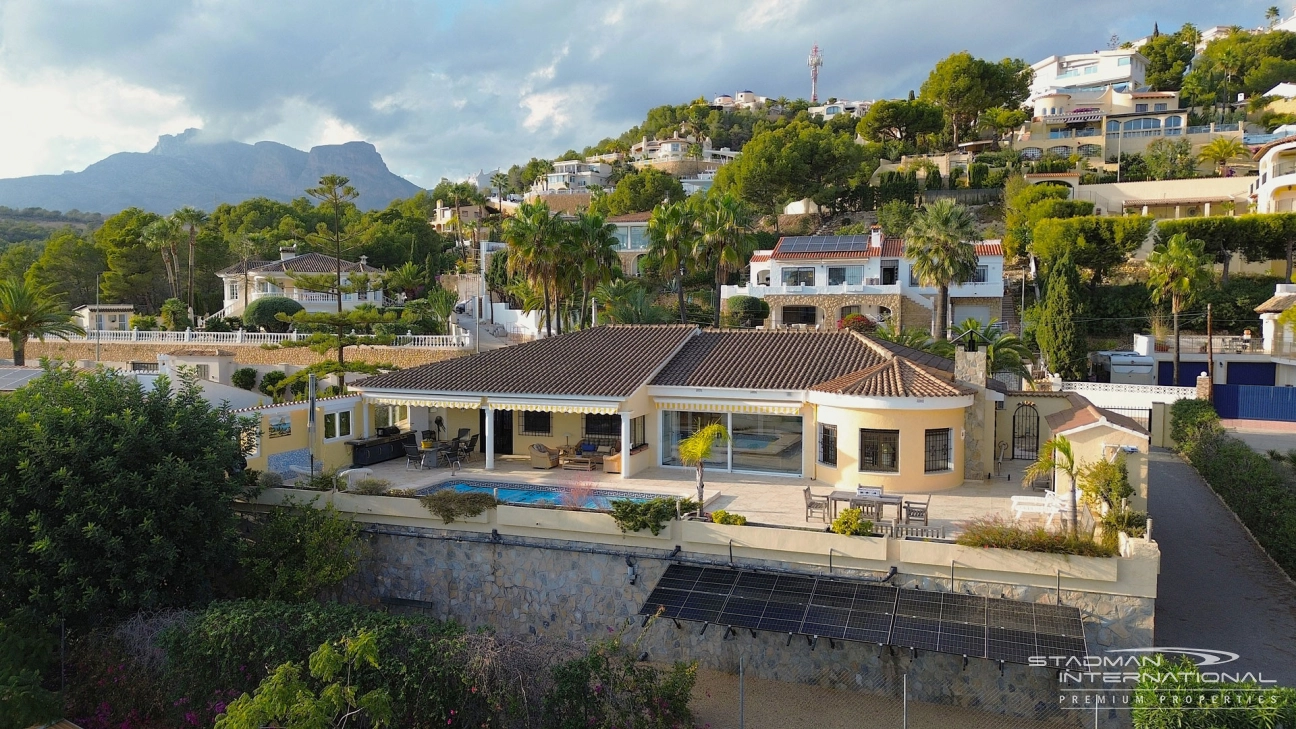 Gelijkvloerse Villa met Zeezicht, Ruime Garage en Onderbouw