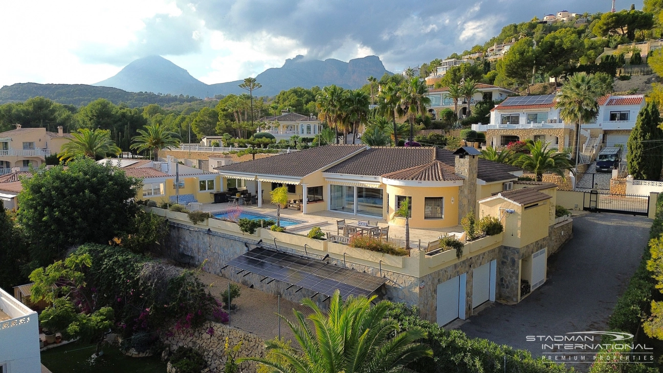 Gelijkvloerse Villa met Zeezicht, Ruime Garage en Onderbouw