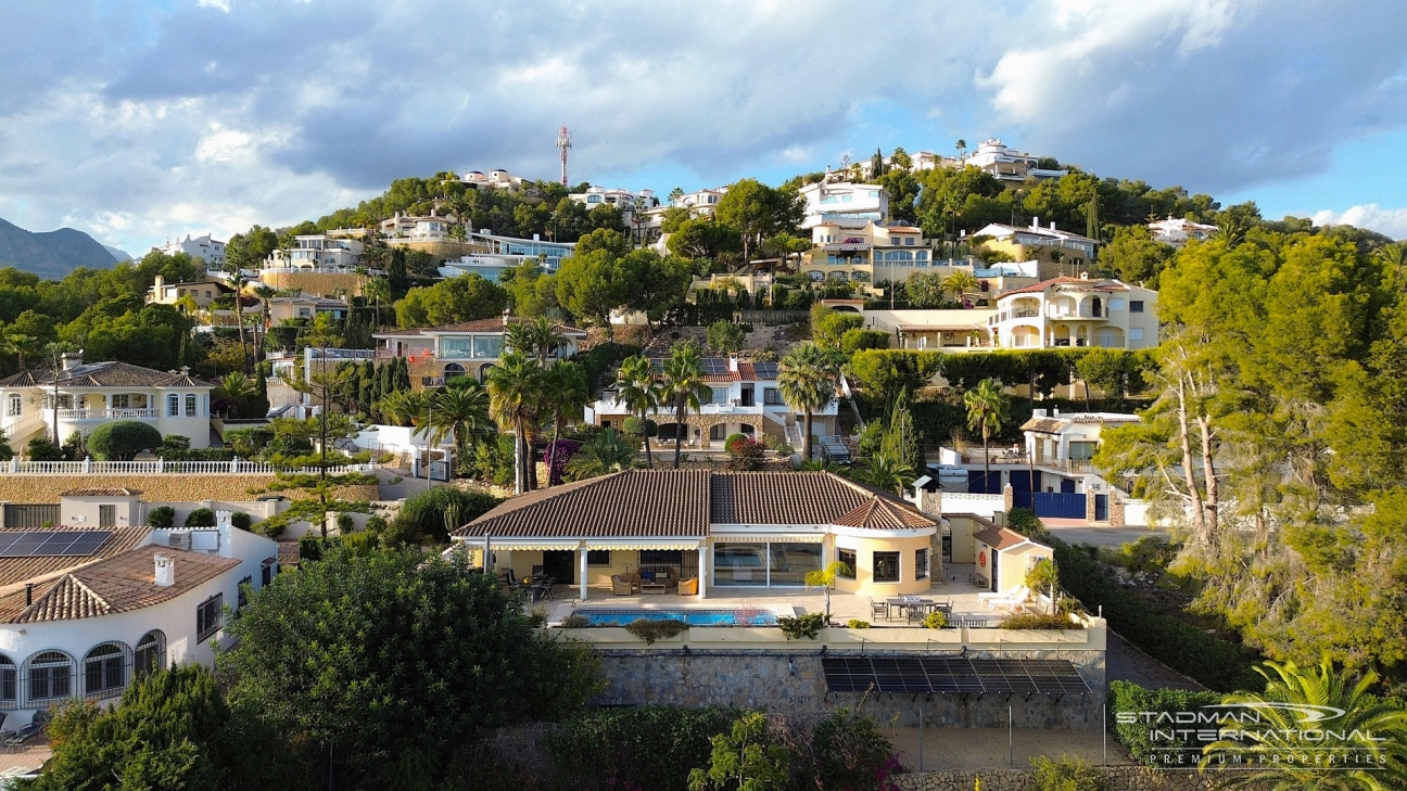 Gelijkvloerse Villa met Zeezicht, Ruime Garage en Onderbouw